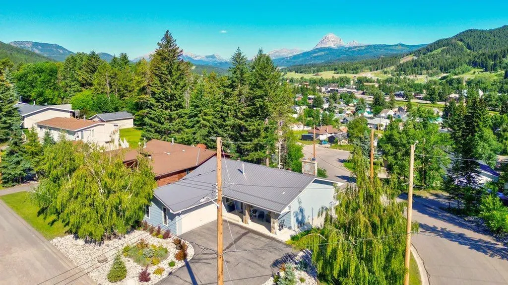 13521 15 Avenue Blairmore AB T0K 0E0