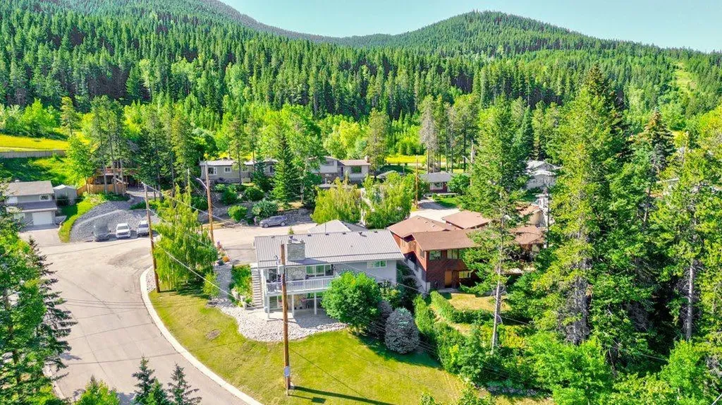 13521 15 Avenue Blairmore AB T0K 0E0
