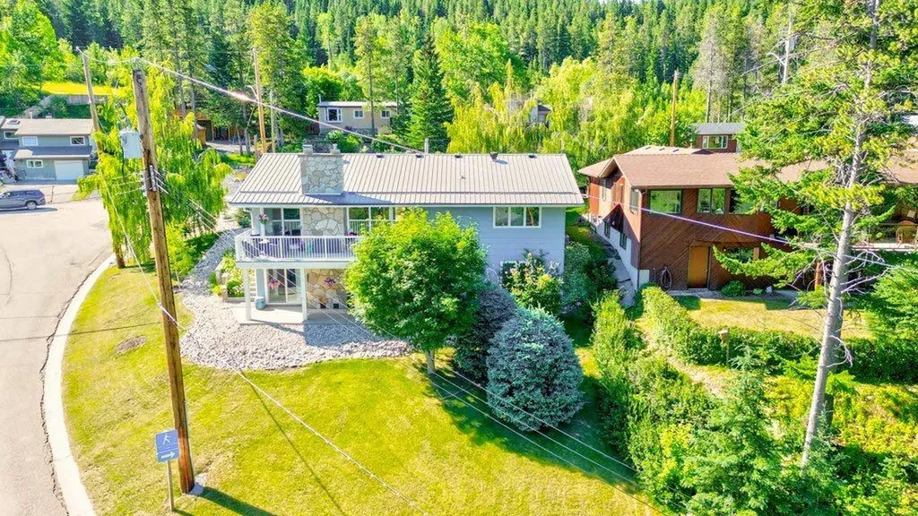 13521 15 Avenue Blairmore AB T0K 0E0