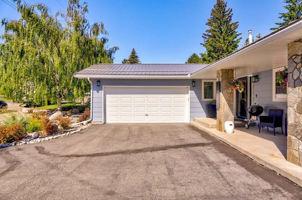 13521 15 Avenue Blairmore AB T0K 0E0