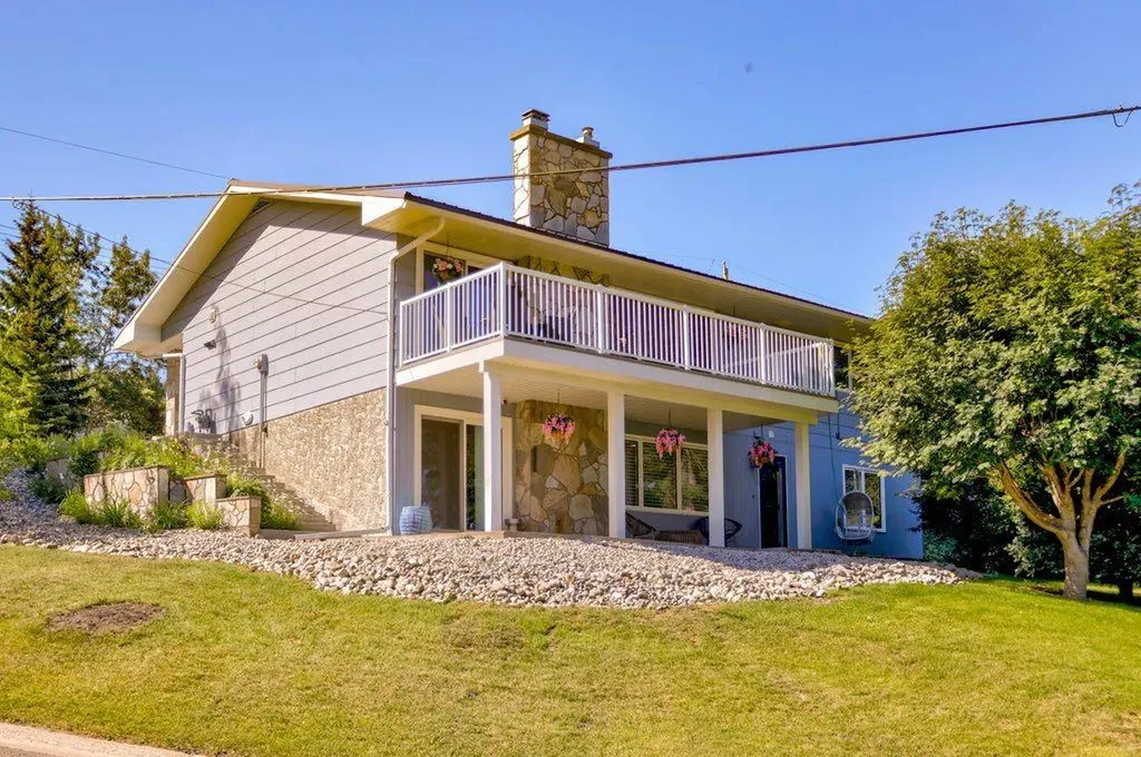 13521 15 Avenue Blairmore AB T0K 0E0