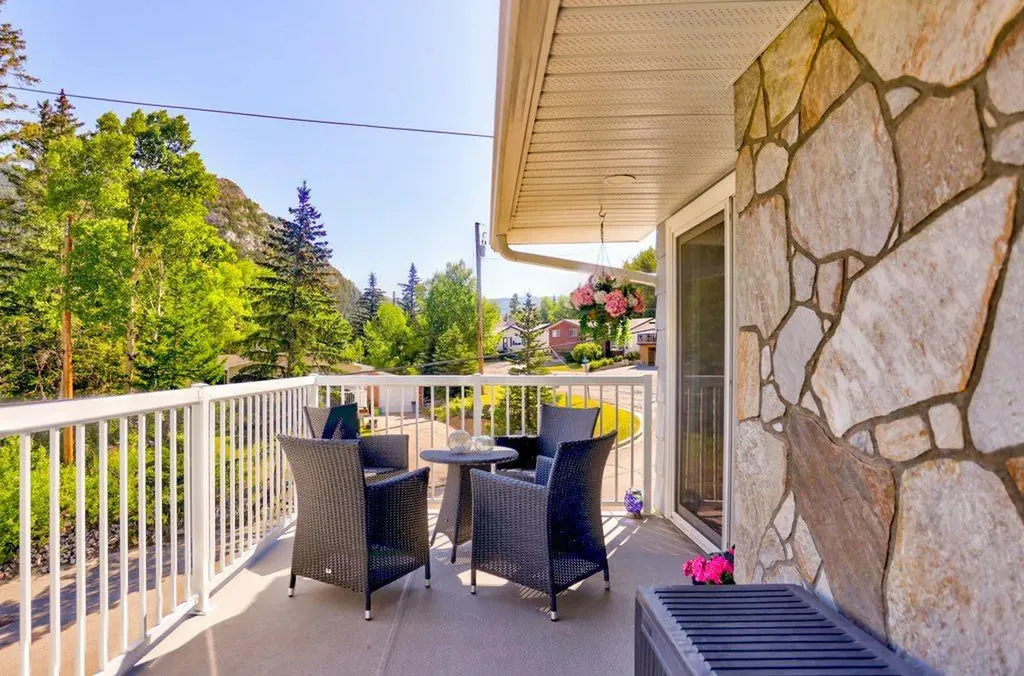 13521 15 Avenue Blairmore AB T0K 0E0