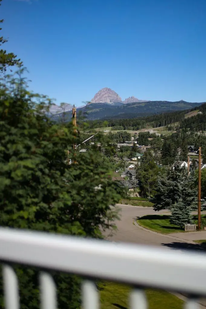 13521 15 Avenue Blairmore AB T0K 0E0