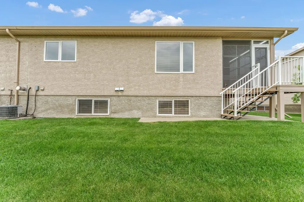 108 Sandstone Place SE Medicine Hat AB T1B 4R9