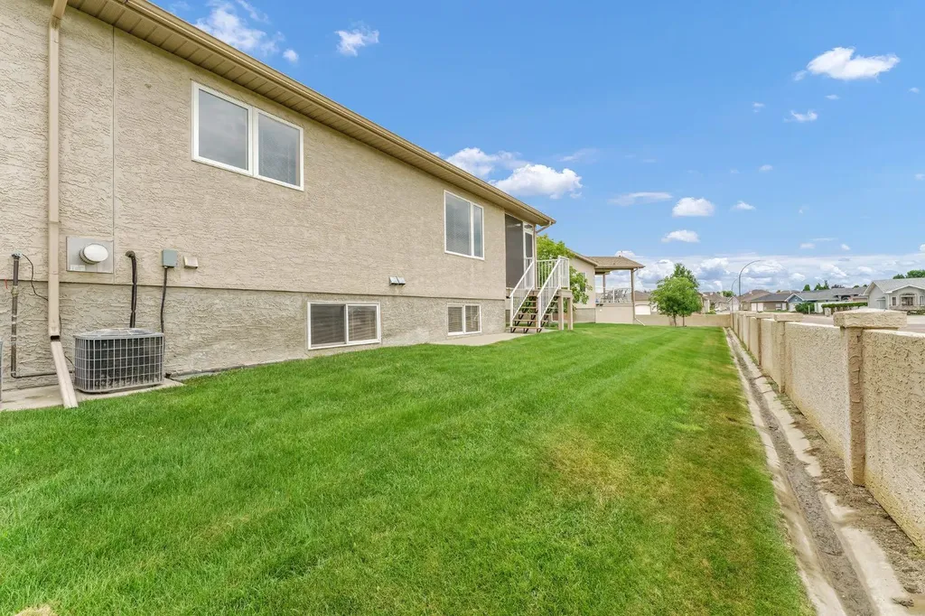 108 Sandstone Place SE Medicine Hat AB T1B 4R9