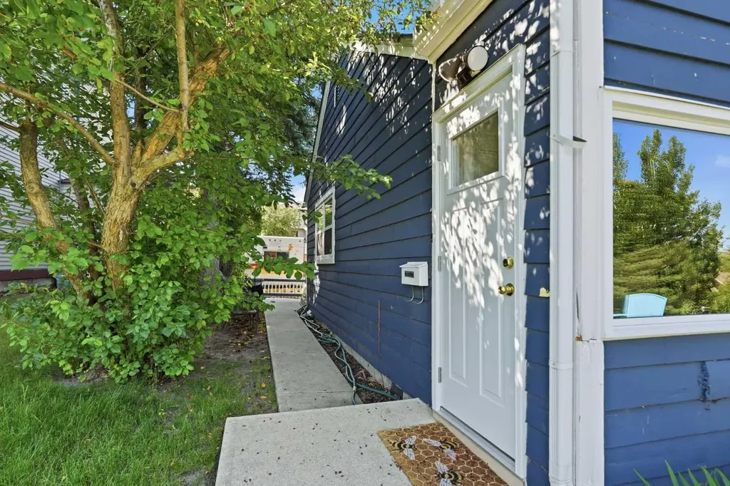 2205 27 Avenue SW Calgary AB T2T 1J1