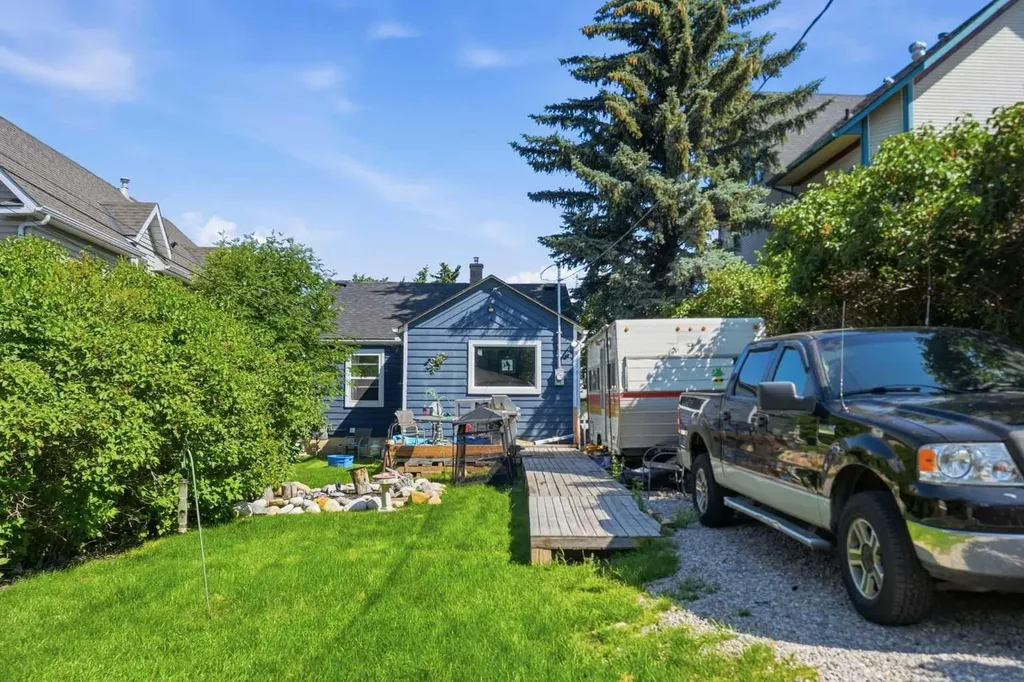 2205 27 Avenue SW Calgary AB T2T 1J1
