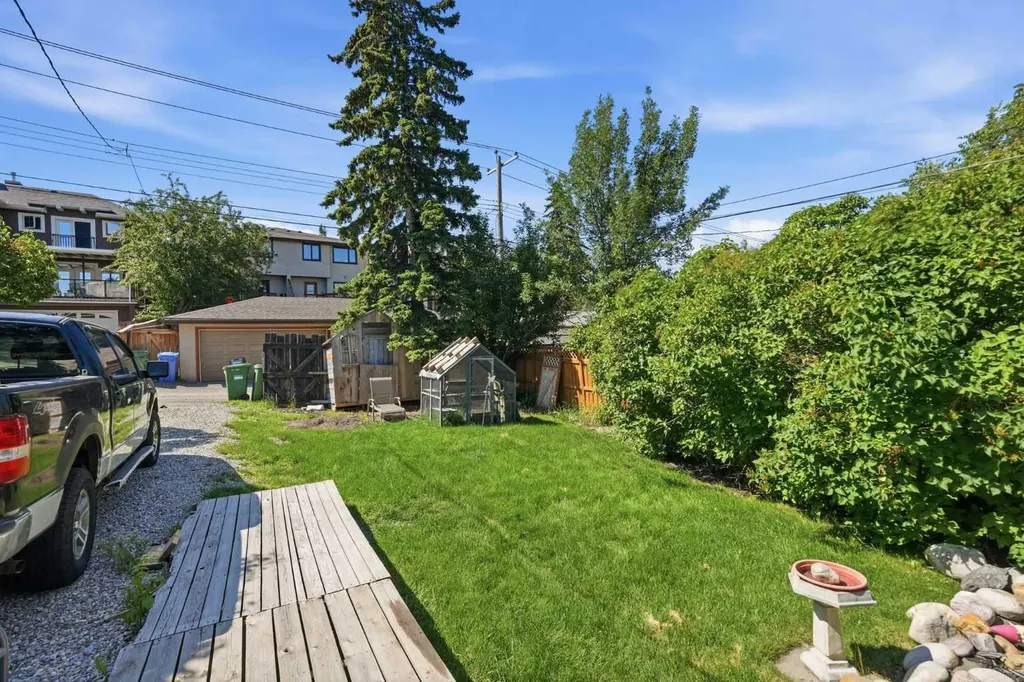 2205 27 Avenue SW Calgary AB T2T 1J1