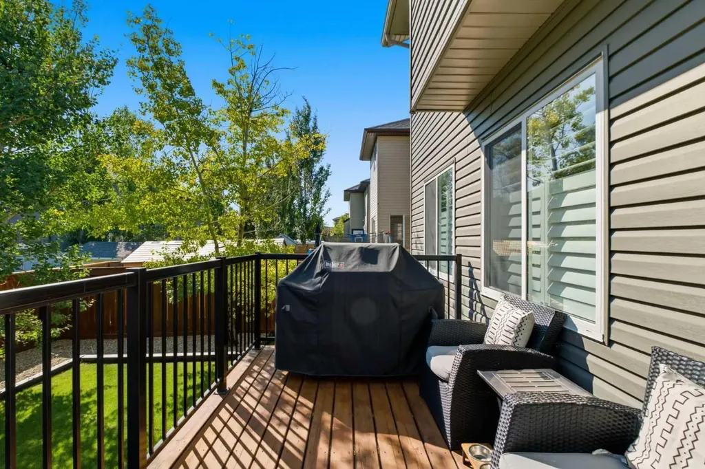 809 Canoe Green SW Airdrie AB T4B 3K6