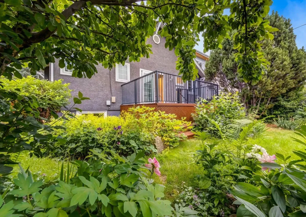 1618 6 Street NW Calgary AB T2M 3E8