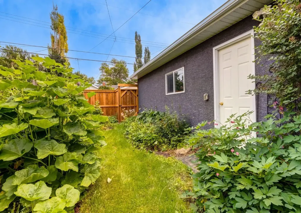 1618 6 Street NW Calgary AB T2M 3E8