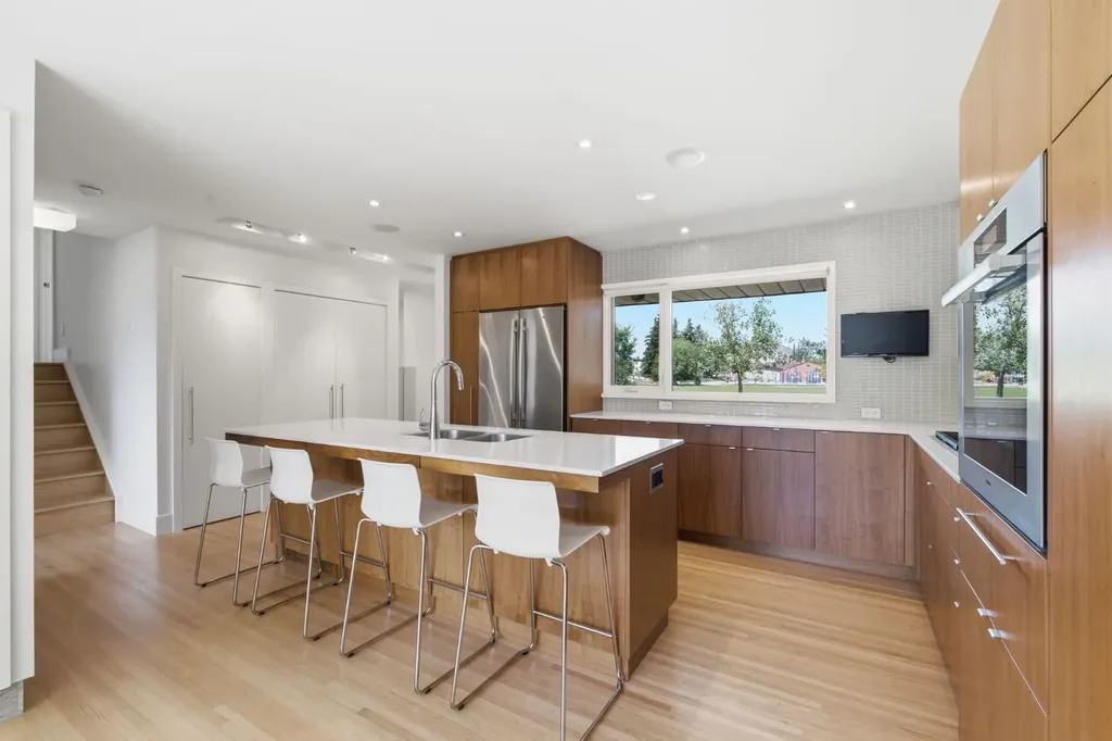 4935 10 Avenue SW Calgary AB T3C 0M3