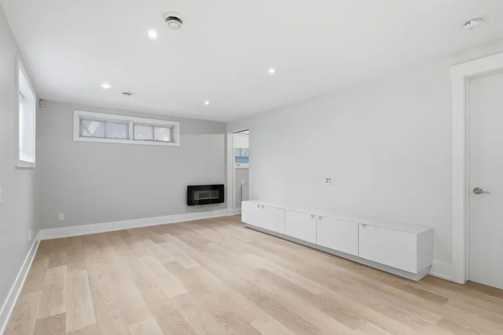 4935 10 Avenue SW Calgary AB T3C 0M3