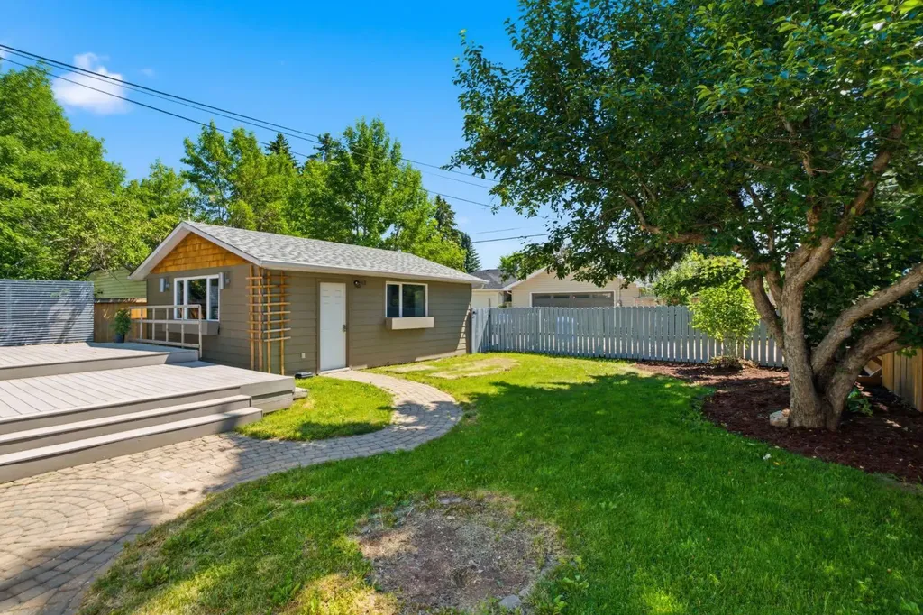 4935 10 Avenue SW Calgary AB T3C 0M3