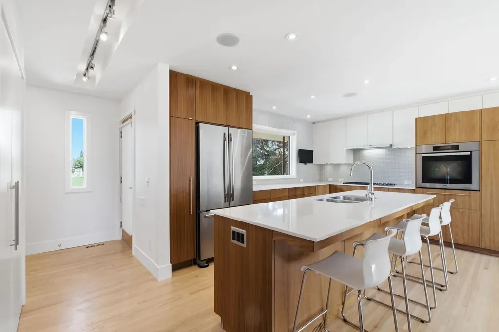 4935 10 Avenue SW Calgary AB T3C 0M3