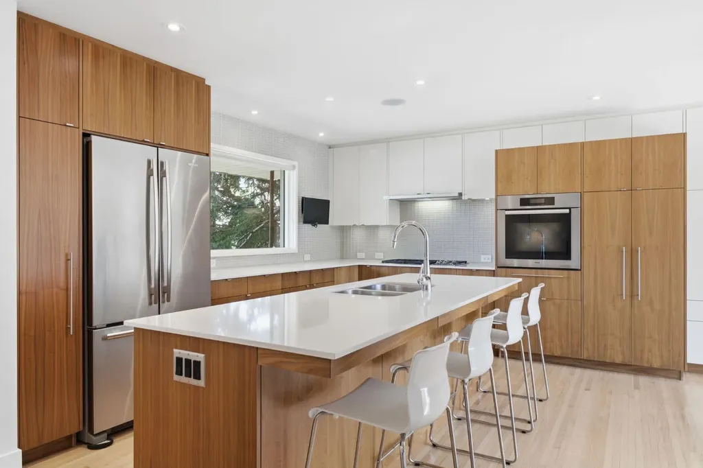 4935 10 Avenue SW Calgary AB T3C 0M3