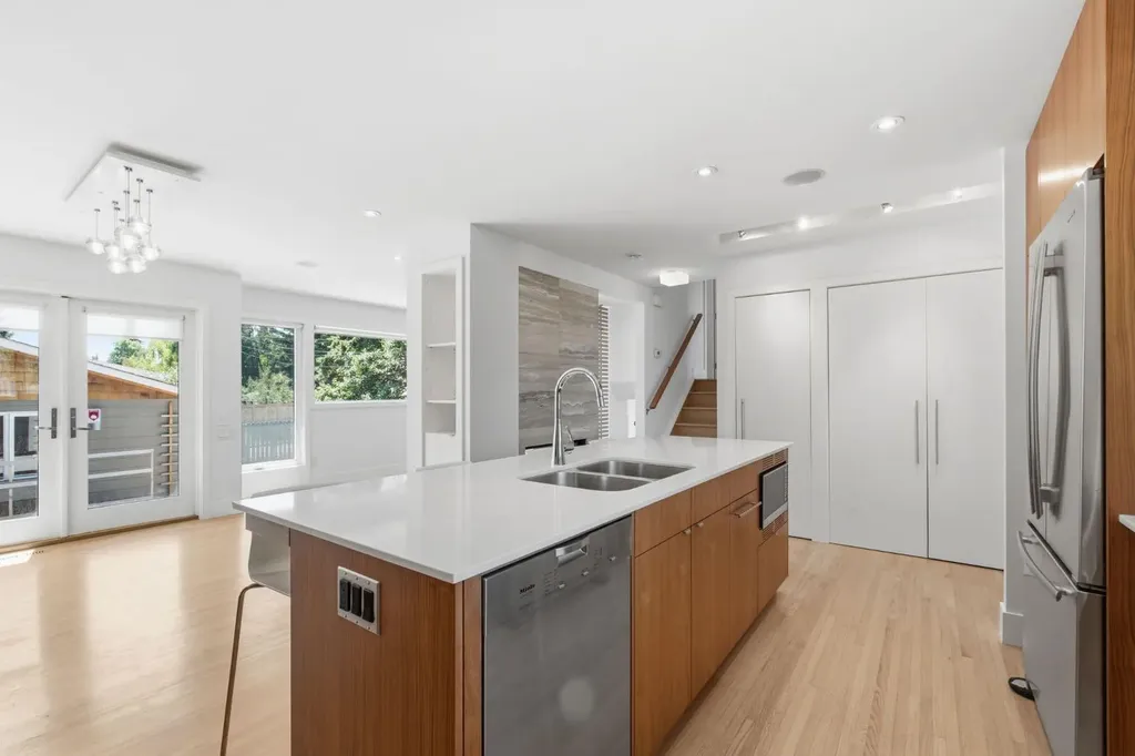 4935 10 Avenue SW Calgary AB T3C 0M3