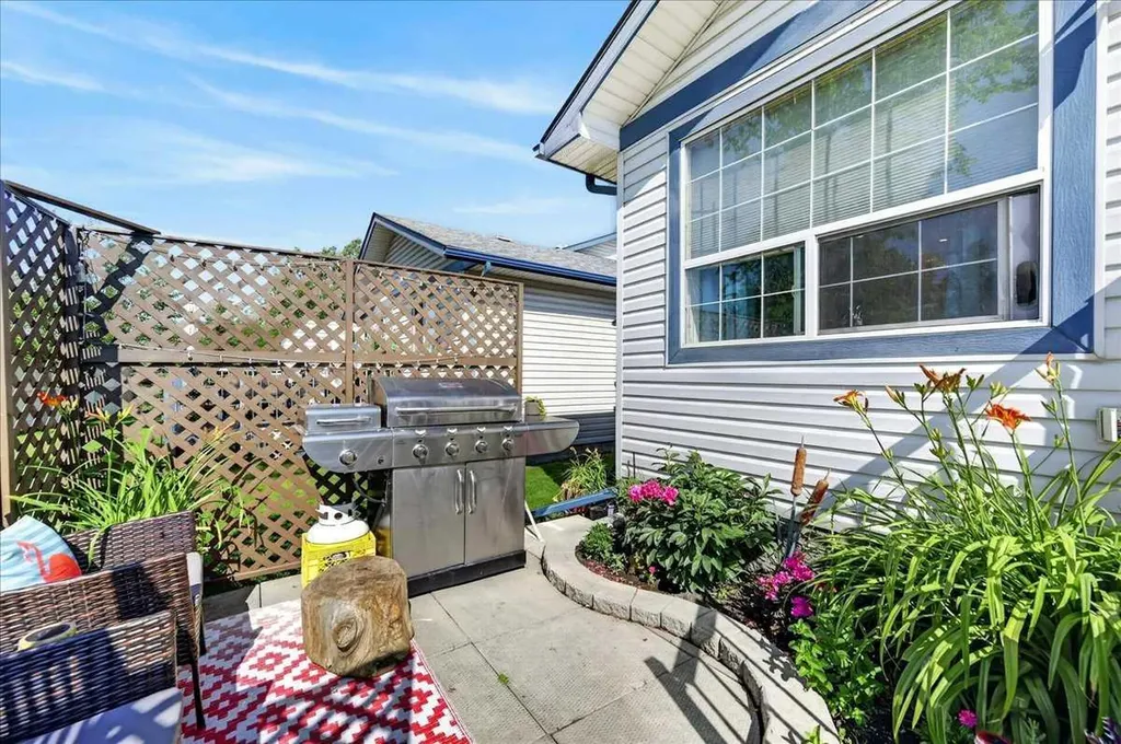 33 Stonegate Drive NW Airdrie AB T4B 2V9