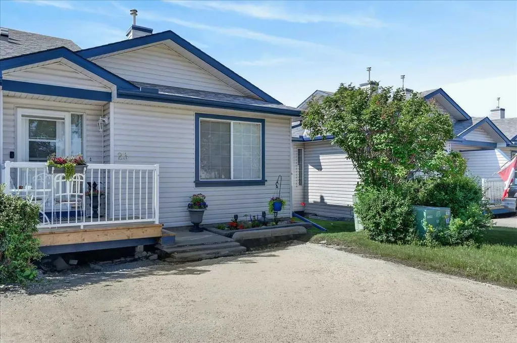33 Stonegate Drive NW Airdrie AB T4B 2V9