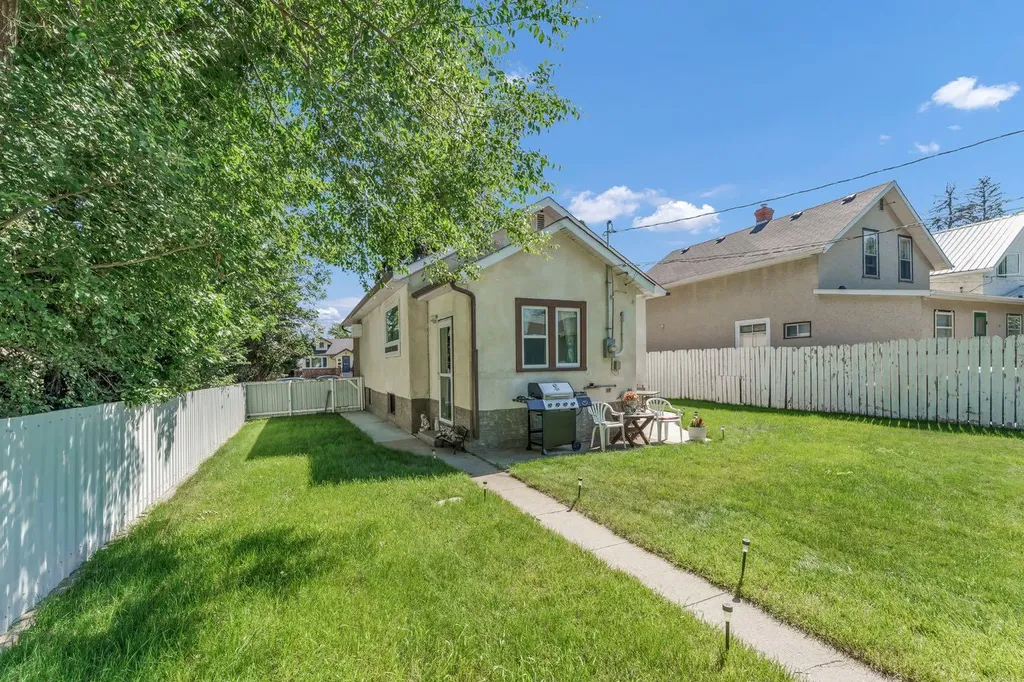 162 2 Street NE Medicine Hat AB T1A5K9