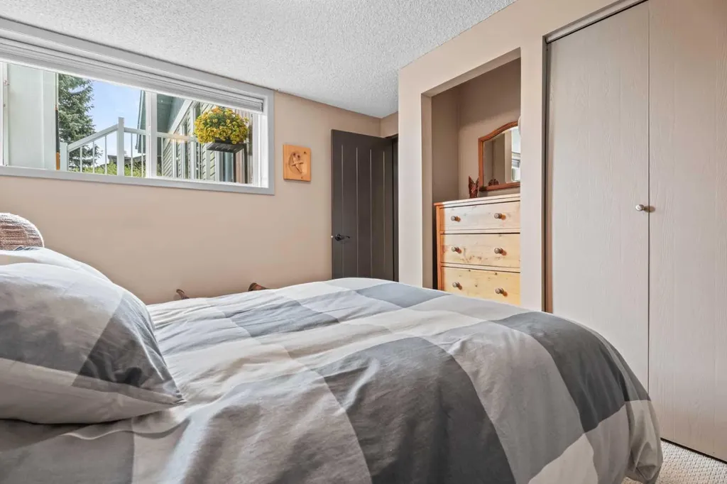 15 Lock Crescent Okotoks AB T1S 1E7