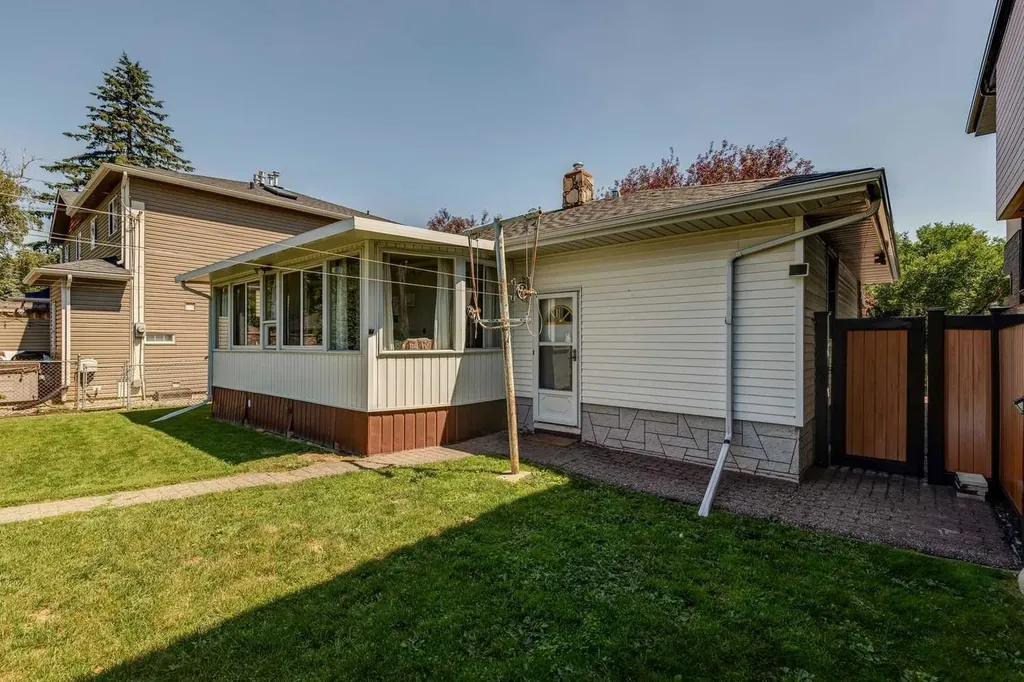 1219 Renfrew Drive NE Calgary AB T2E 5J3