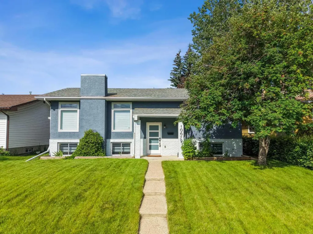10619 Oakmoor Way SW Calgary AB T2W 1S7
