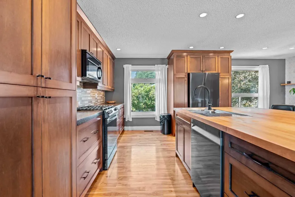 10619 Oakmoor Way SW Calgary AB T2W 1S7