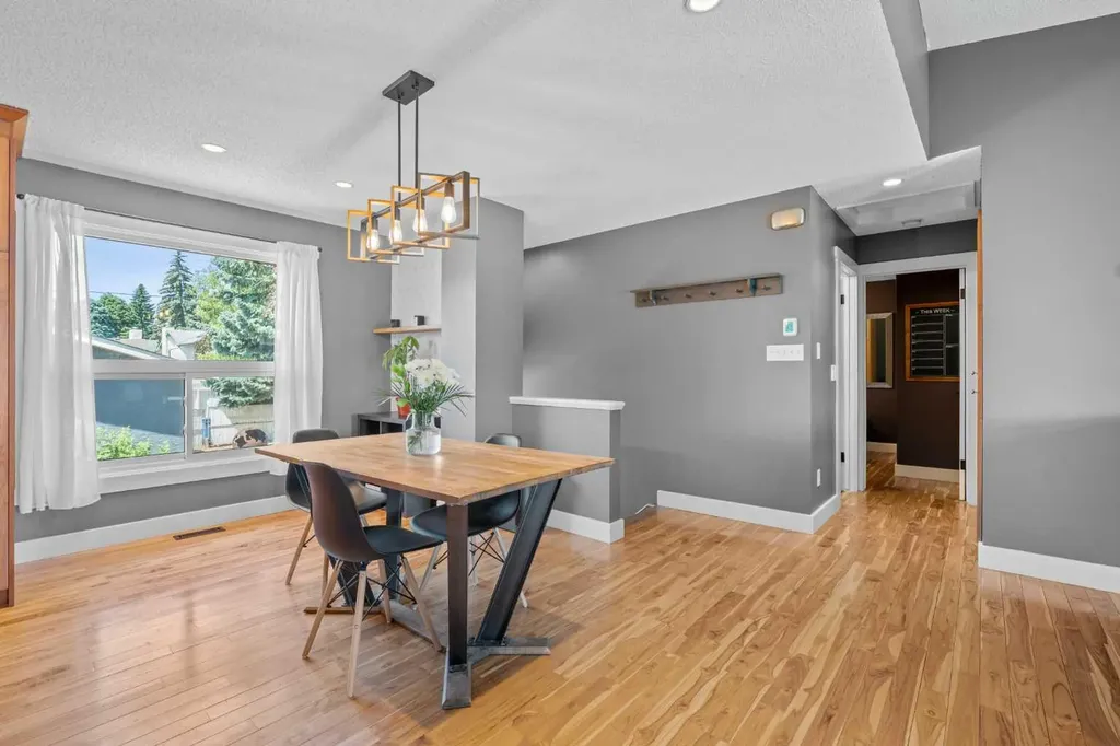 10619 Oakmoor Way SW Calgary AB T2W 1S7
