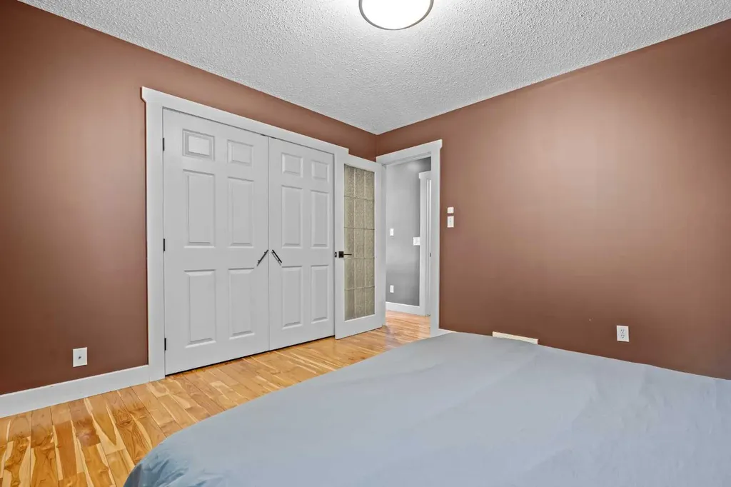 10619 Oakmoor Way SW Calgary AB T2W 1S7
