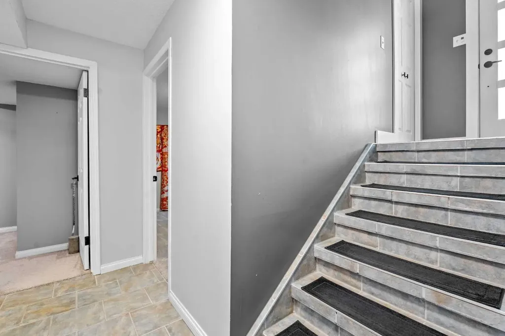 10619 Oakmoor Way SW Calgary AB T2W 1S7