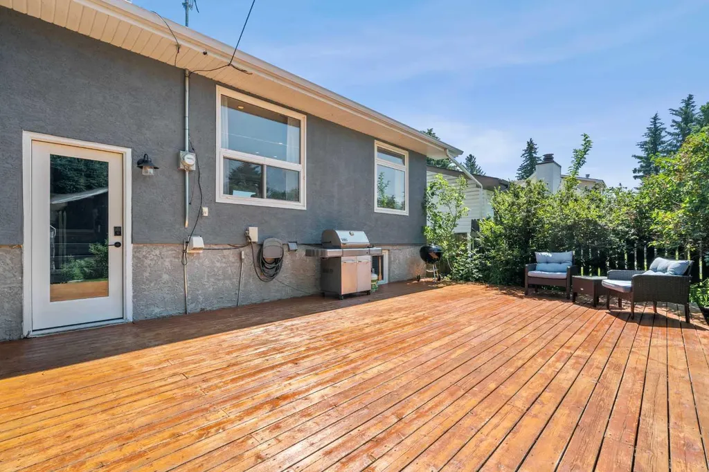 10619 Oakmoor Way SW Calgary AB T2W 1S7