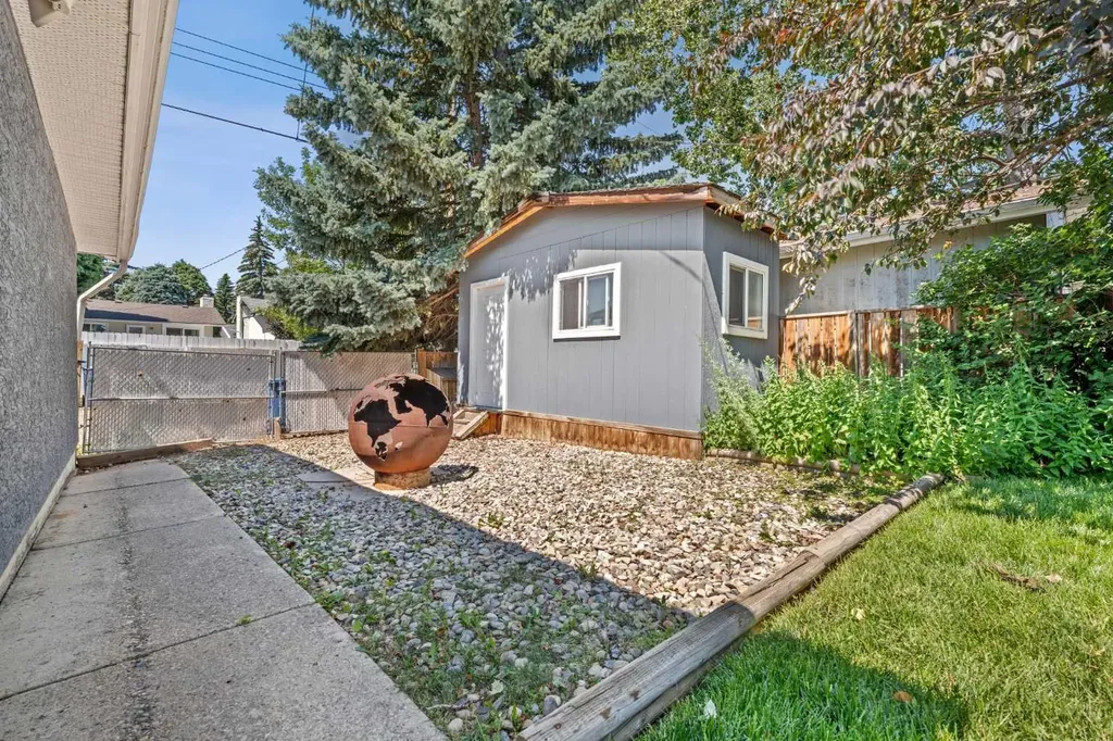 10619 Oakmoor Way SW Calgary AB T2W 1S7