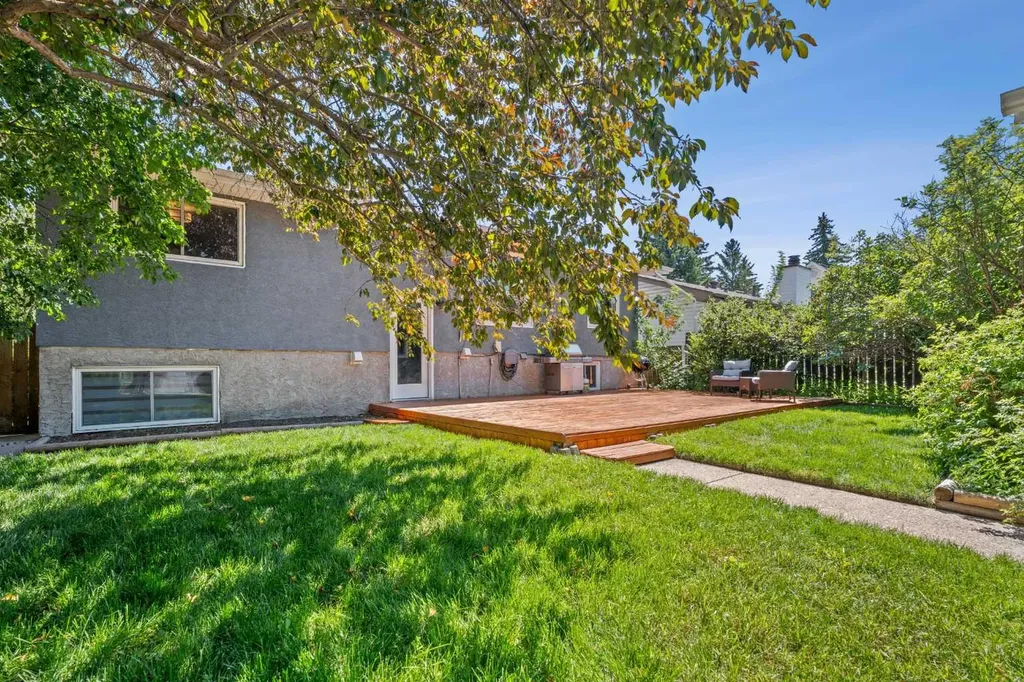 10619 Oakmoor Way SW Calgary AB T2W 1S7