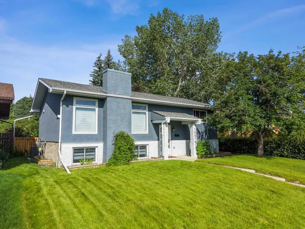 10619 Oakmoor Way SW Calgary AB T2W 1S7