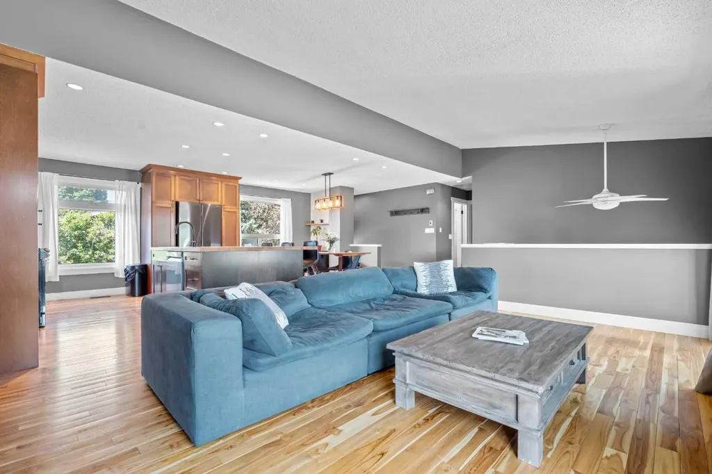10619 Oakmoor Way SW Calgary AB T2W 1S7