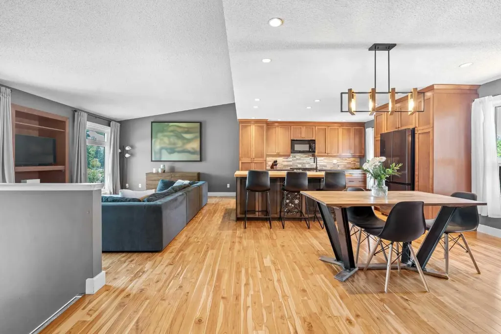 10619 Oakmoor Way SW Calgary AB T2W 1S7