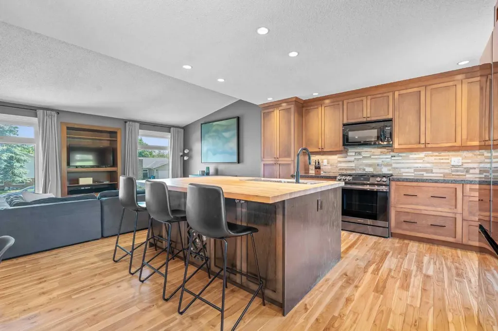 10619 Oakmoor Way SW Calgary AB T2W 1S7