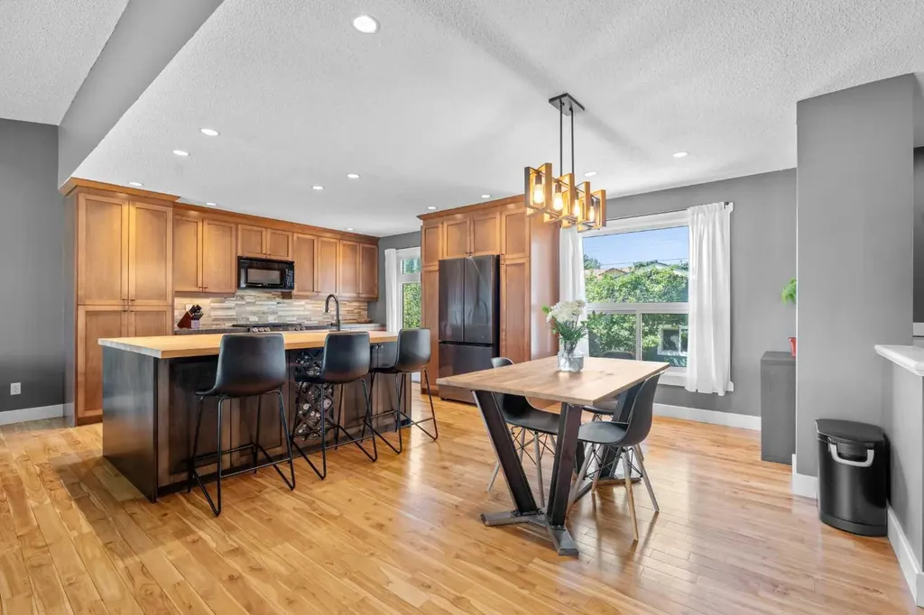 10619 Oakmoor Way SW Calgary AB T2W 1S7