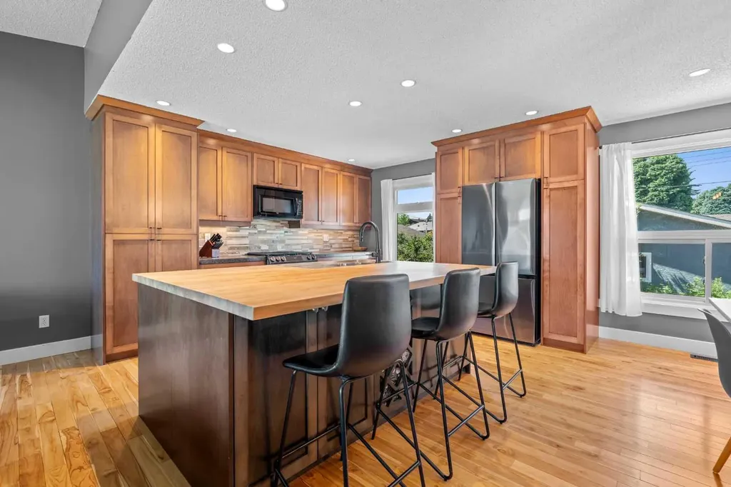 10619 Oakmoor Way SW Calgary AB T2W 1S7