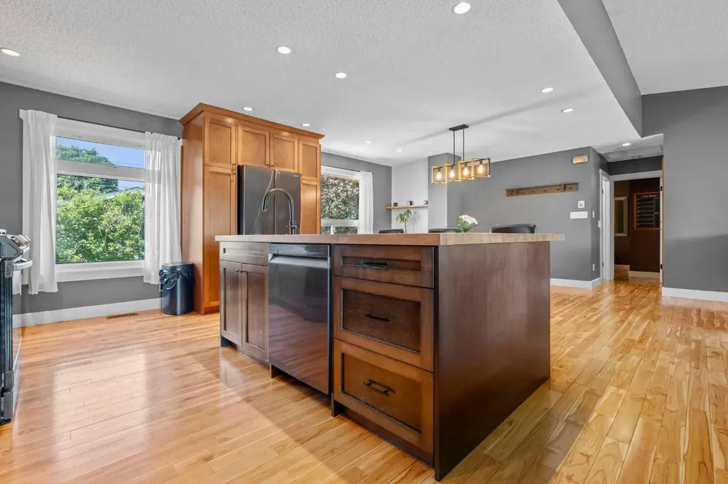 10619 Oakmoor Way SW Calgary AB T2W 1S7
