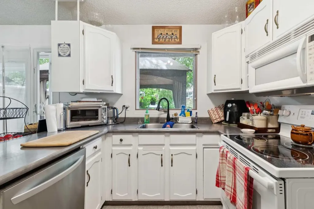 102 Thorson Crescent Okotoks AB T1S 1C8
