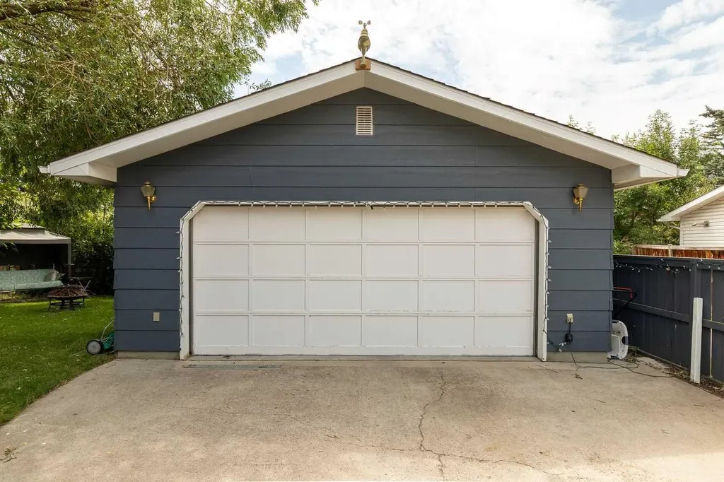 102 Thorson Crescent Okotoks AB T1S 1C8