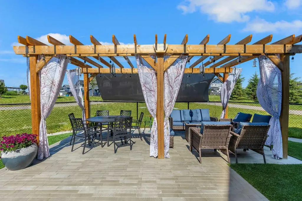 168 Magnolia Manor SE Calgary AB T3M 3J1