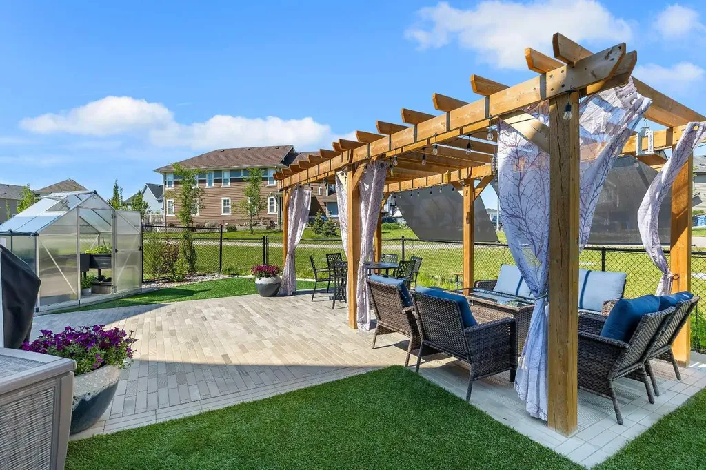 168 Magnolia Manor SE Calgary AB T3M 3J1