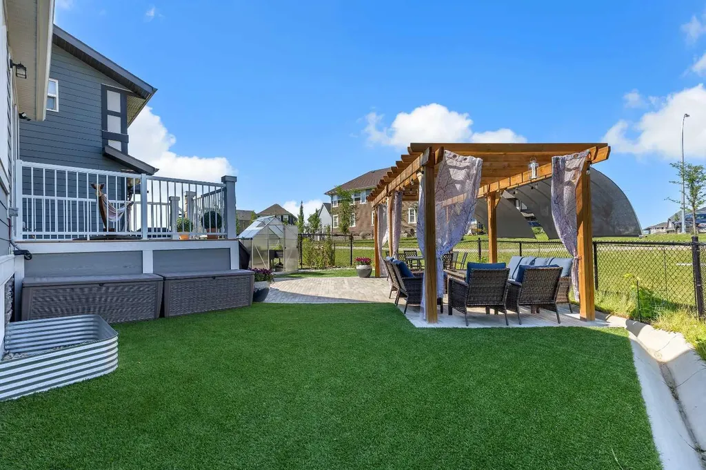 168 Magnolia Manor SE Calgary AB T3M 3J1