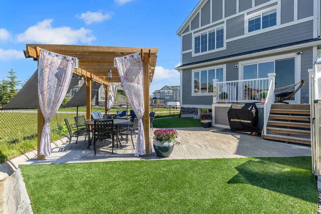 168 Magnolia Manor SE Calgary AB T3M 3J1