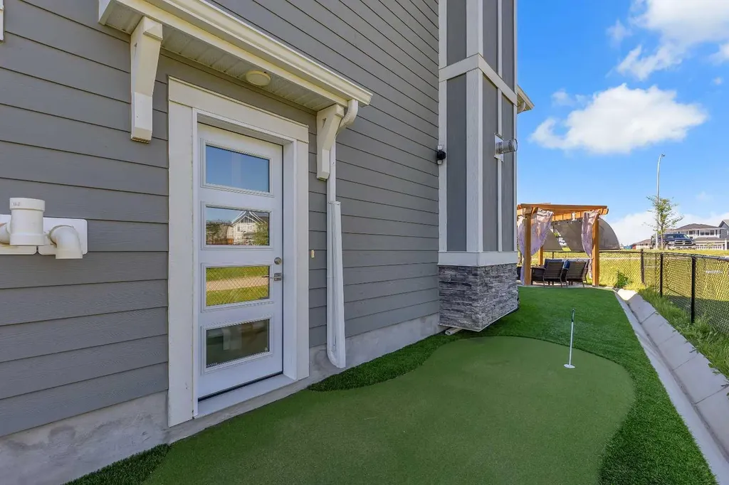168 Magnolia Manor SE Calgary AB T3M 3J1