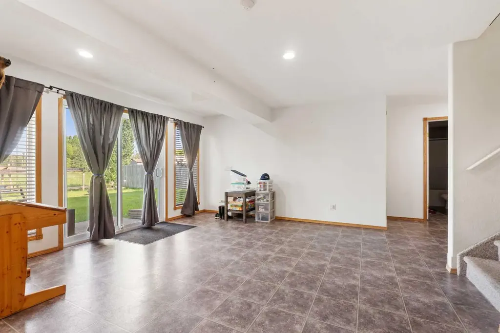 6 Park Circle Whitecourt AB T7S 1H9