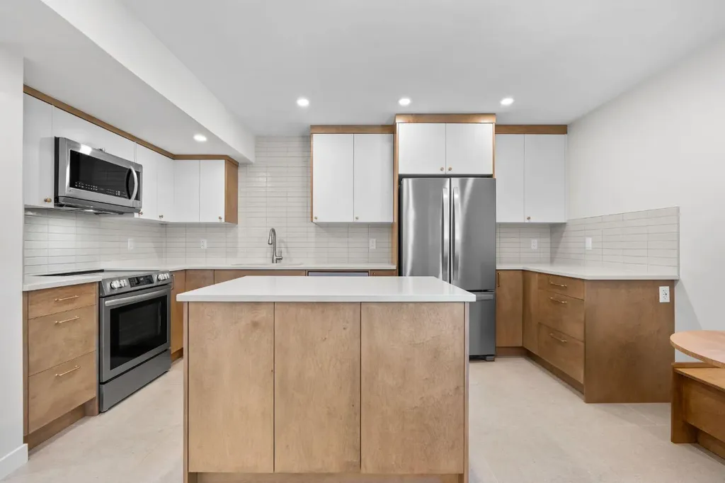 6223 31 Avenue NW Calgary AB T3B 1J8